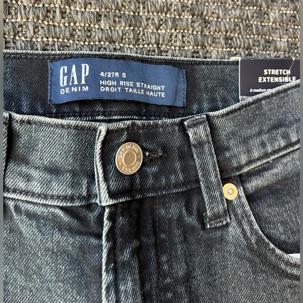 NWT GAP women’s High Rise Straight jeans in size 27/4 faded black wash - Picture 3 of 10